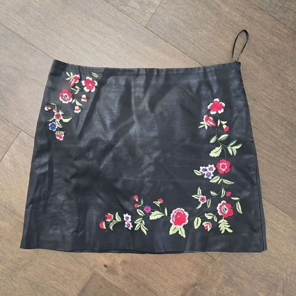 Forever 21 Faux Leather Mini Skirt Womens L Black Floral Embroidered Lined Y2K